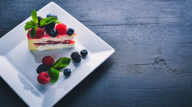 Tereyağı ve taze meyveler ve meyve ile pasta. Tatlı. Ahşap bir arka plan üzerinde. Üstten Görünüm. Metniniz için boş alan.