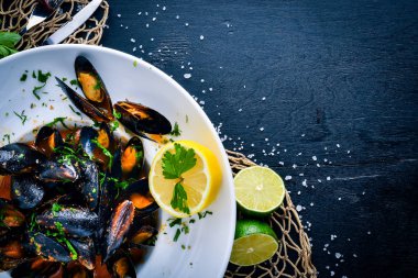 Midye sos haşlanmış. Ahşap bir arka plan üzerinde. Üstten Görünüm. Metniniz için boş alan.