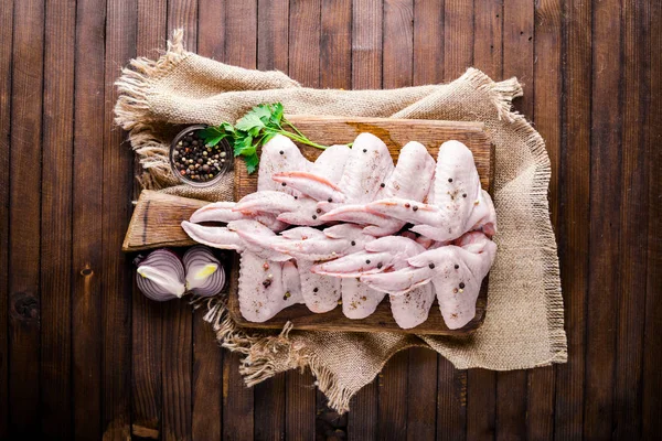 Baharat ile çiğ tavuk kanatları.