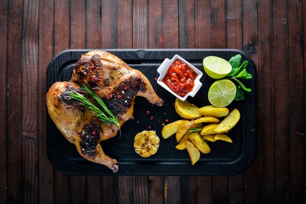 Otlar ile pişmiş ızgara tavuk 