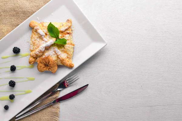 Strudel elma ve çilek ile