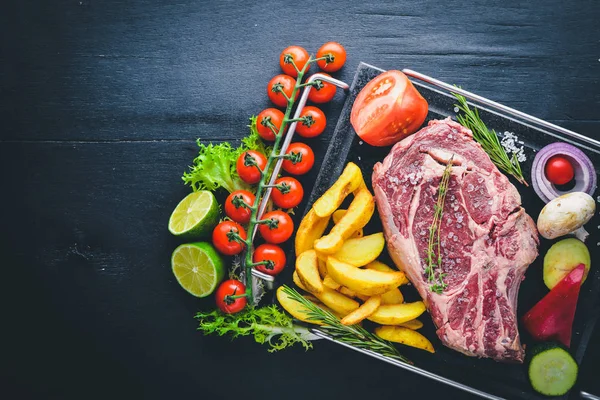 Sebze ve sos çiğ biftek