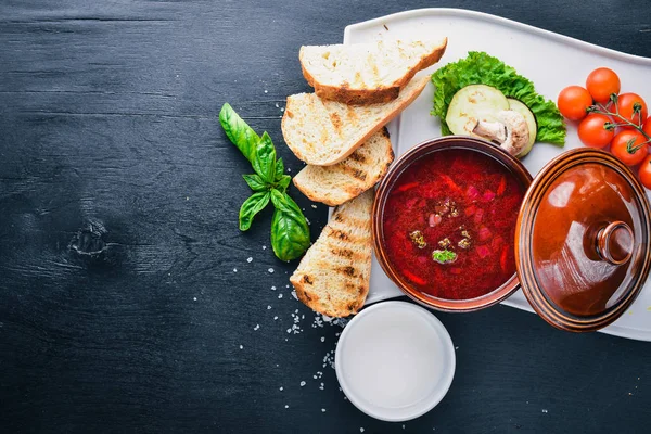 Borsch ekşi krema ile