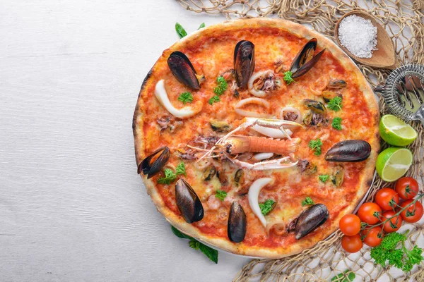 Пицца из морепродуктов на деревянном фоне . — стоковое фото