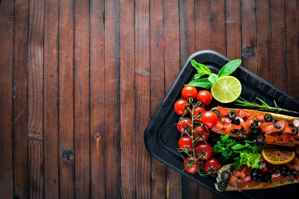 Bruschetta with tomatoes, olives — Stock Photo, Image