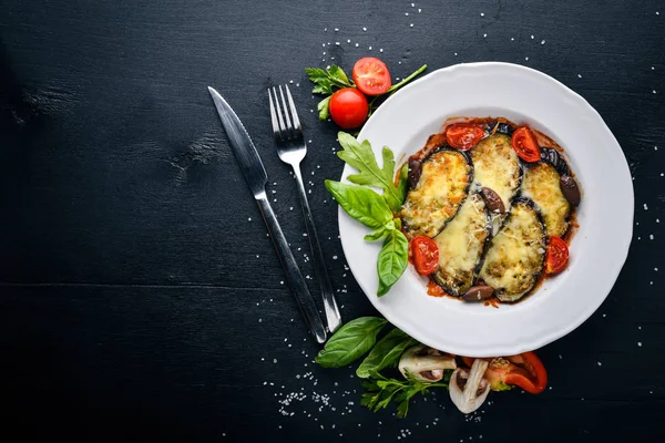 Gebackene Auberginen mit Parmesan — Stockfoto