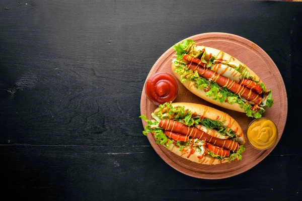 Cachorro-quente com salsichas grelhadas — Fotografia de Stock