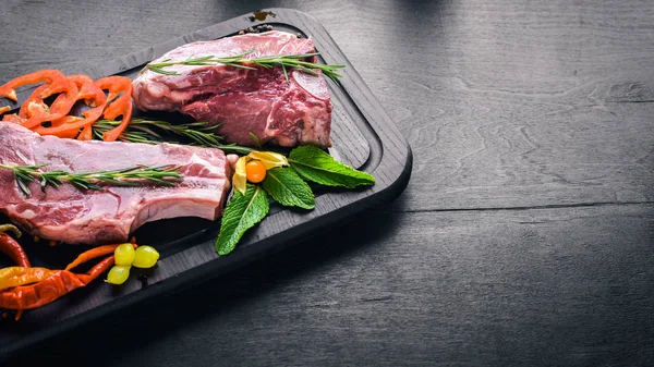 Biftek çiğ et ve baharatlar 