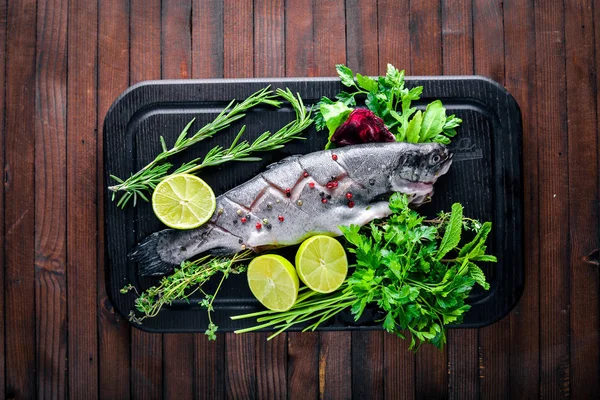 Balık alabalık aromatik otlar ile 