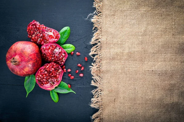 Ahşap yüzey üzerinde taze nar