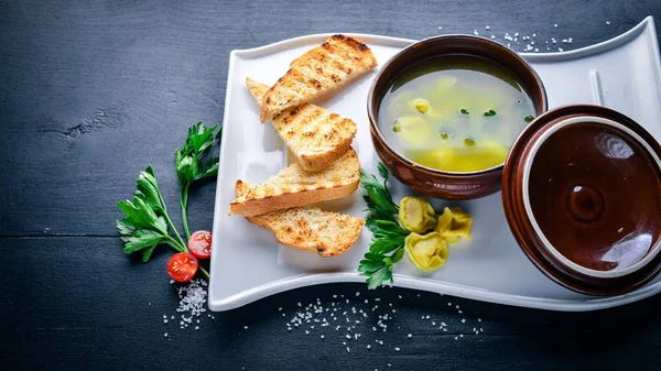 Suyu mantı ve otlar.