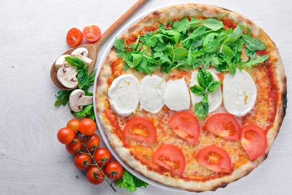 Pizza Mozzarella peyniri ve sebze ile