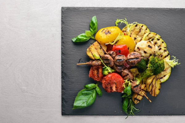 Ahşap arka plan üzerinde ızgara sebze