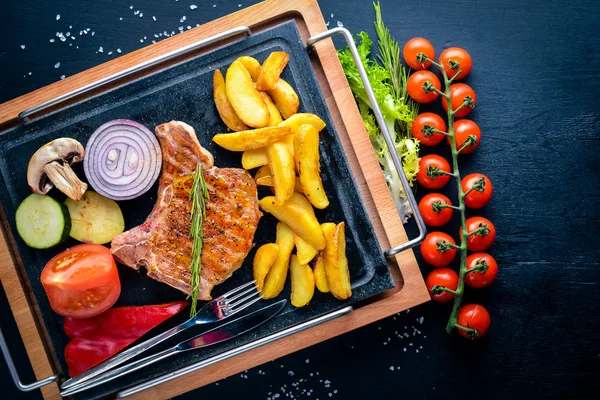 Biftek, patates ve taze sebze