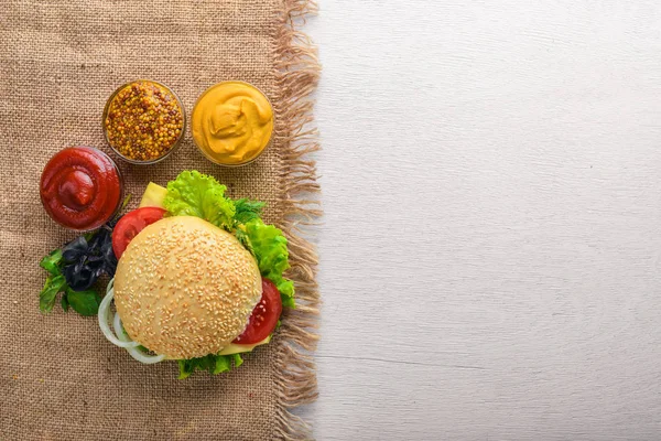 Peynir, hamburger eti