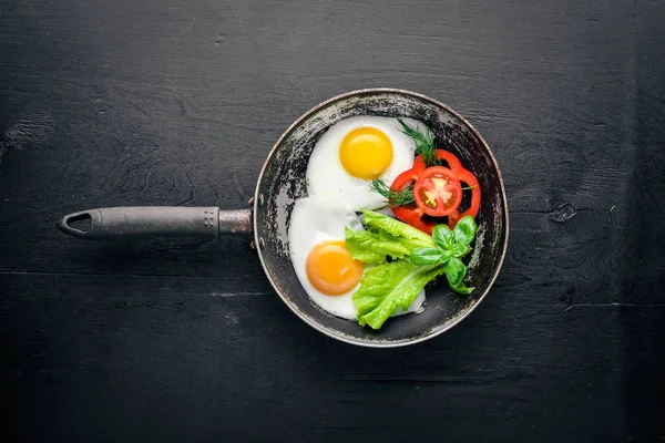 Sebze ve otlar ile kızarmış yumurta