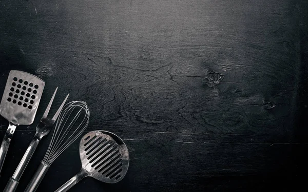 Mutfak araçları üzerinde ahşap arka plan.