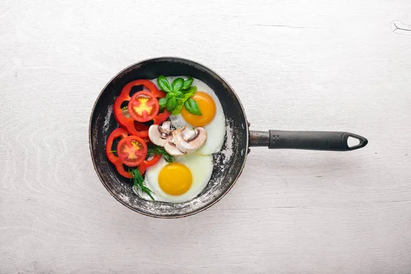 Sebze ve otlar ile kızarmış yumurta