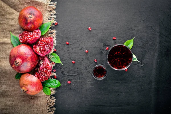 Ahşap yüzey üzerinde taze nar