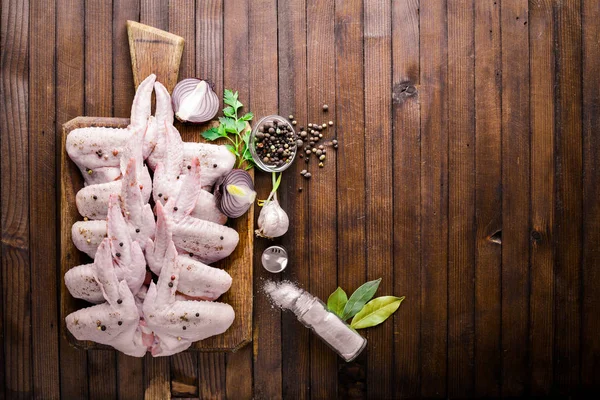 Baharat ile çiğ tavuk kanatları.