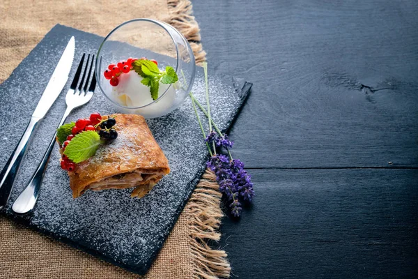 Strudel taze çilek ile 