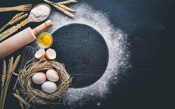 Pişirme için hazırlık. Bir oklava ile yumurta. Taş masanın üstünde. Metin için özgür yer. Üstten Görünüm.