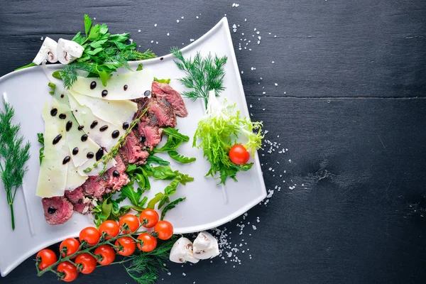 Parmesan peyniri ile pişmiş Dana. Ahşap bir arka plan üzerinde. Üstten Görünüm. Metniniz için boş alan.