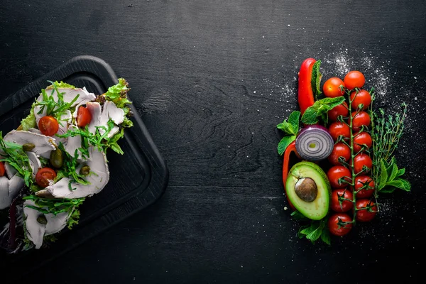 Bruschetta taze sebze ve tavuk. Ahşap arka plan üzerinde. Üstten Görünüm. Boş alan.