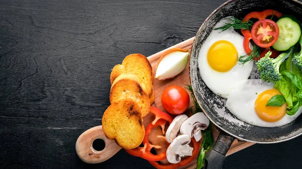 Otlar, kızarmış yumurta ekmek ve sebze bir tavada tost. Üstten Görünüm. Boş alan.