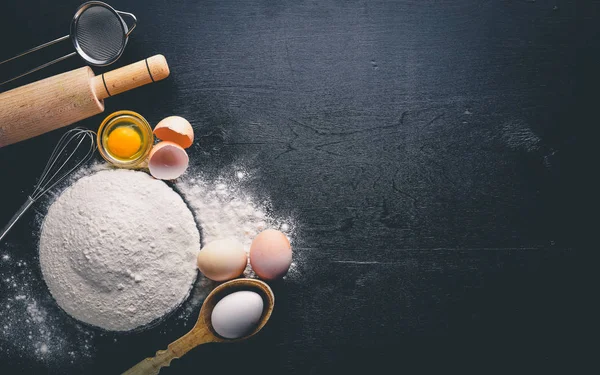 Pişirme için hazırlık. Bir oklava ile yumurta. Taş masanın üstünde. Metin için özgür yer. Üstten Görünüm.