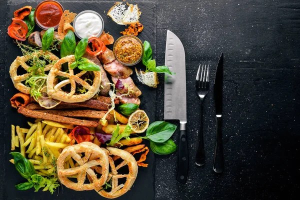 Çeşitli et ve soğuk meze. Ukrayna stili. Ahşap bir arka plan üzerinde. En iyi bir daha gözden geçirme. Boş alan.