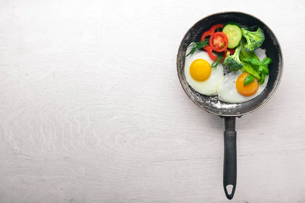 Sahanda yumurta ile bir tavada sebze ve otlar. Üstten Görünüm. Boş alan.