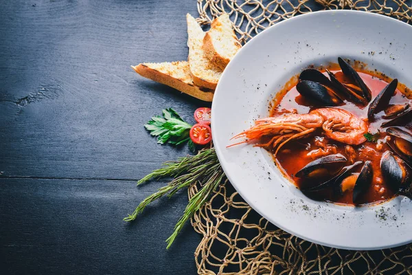 Midye ve kaplan karides domates soslu. Geleneksel İtalyan yemekleri. Ahşap bir arka plan üzerinde. Üstten Görünüm. Metniniz için boş alan.