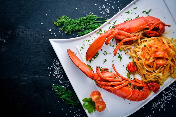 Omar baharat ve deniz ürünleri macunlar haşlanmış. Ahşap bir arka plan üzerinde. Üstten Görünüm. Metniniz için boş alan.