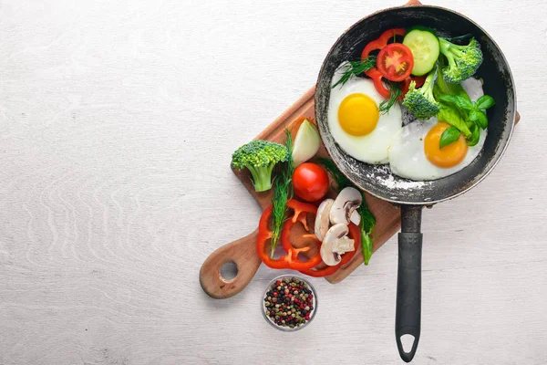 Sahanda yumurta ile bir tavada sebze ve otlar. Üstten Görünüm. Boş alan.