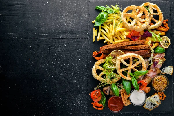 Çeşitli et ve soğuk meze. Ukrayna stili. Ahşap bir arka plan üzerinde. En iyi bir daha gözden geçirme. Boş alan.