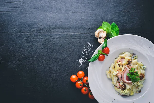 Patates köfte et ve sebze ile. Ahşap bir arka plan üzerinde. Üstten Görünüm. Metin için boş alan.