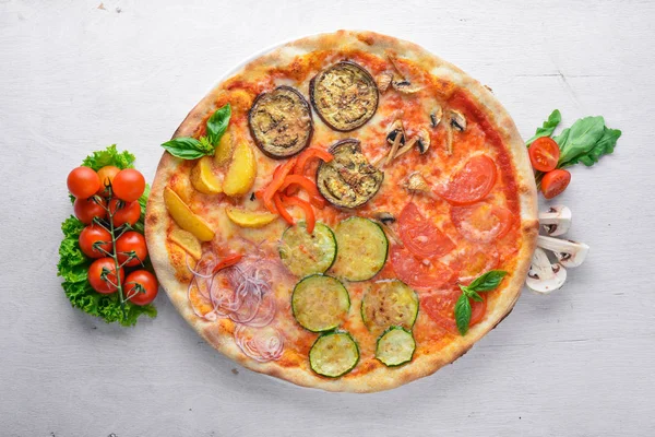 Pizza Mozzarella peyniri ve sebze. Ahşap bir arka plan üzerinde. Üstten Görünüm. Metniniz için boş alan.