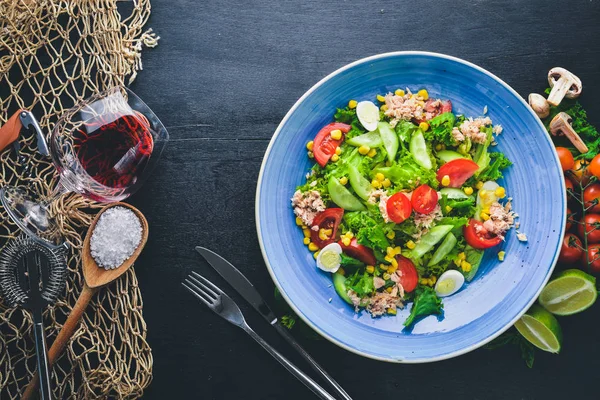 Taze sebze ve ton balığı salatası. Ahşap bir arka plan üzerinde. Üstten Görünüm. Metniniz için boş alan.