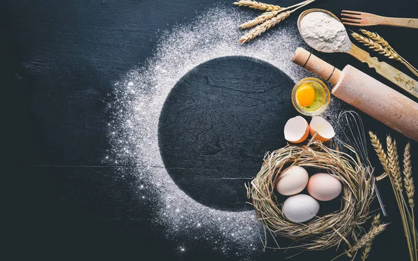 Pişirme için hazırlık. Bir oklava ile yumurta. Taş masanın üstünde. Metin için özgür yer. Üstten Görünüm.