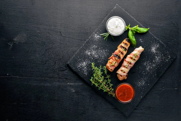 Rulo tavuk fileto ve pastırma. Ahşap bir arka plan üzerinde. En iyi bir daha gözden geçirme. Boş alan.