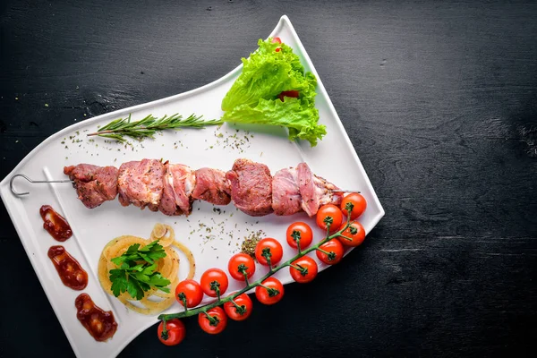 Raw shish kebab On a wooden background. Top view. Free space for your text. — Stock Photo, Image