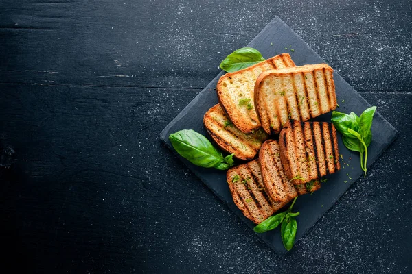 Tost ekmeği. Ahşap bir arka plan üzerinde. En iyi bir daha gözden geçirme. Boş alan.