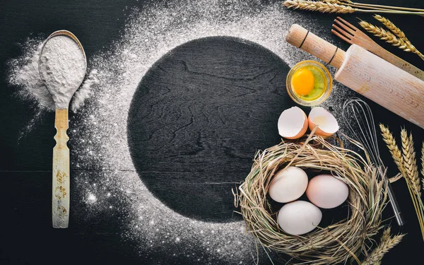 Pişirme için hazırlık. Bir oklava ile yumurta. Taş masanın üstünde. Metin için özgür yer. Üstten Görünüm.