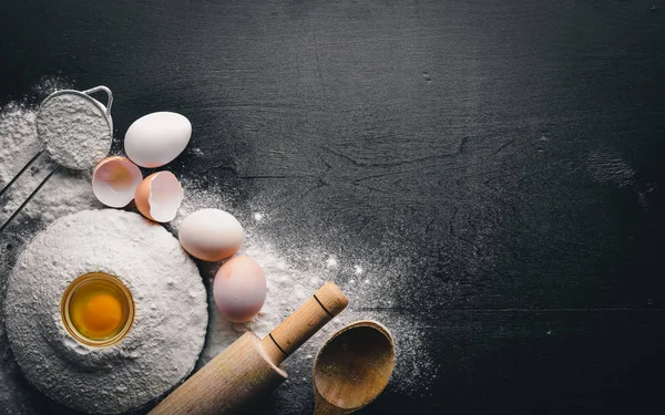 Pişirme için hazırlık. Bir oklava ile yumurta. Taş masanın üstünde. Metin için özgür yer. Üstten Görünüm.