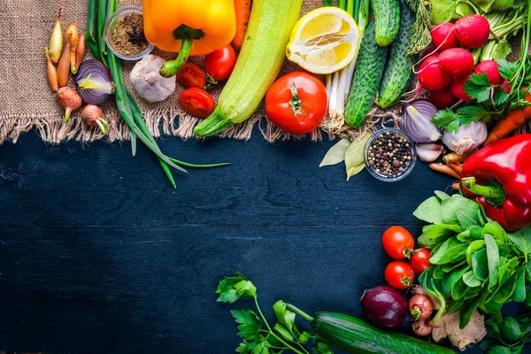 Marco de alimentos orgánicos. Verduras y especias frescas crudas. En una pizarra de madera . —  Fotos de Stock