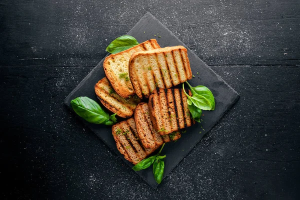 Tost ekmeği. Ahşap bir arka plan üzerinde. En iyi bir daha gözden geçirme. Boş alan.