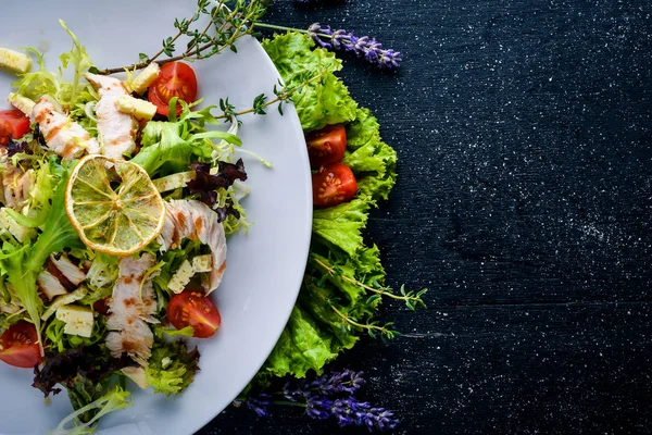 Taze sebze ve ızgara tavuk salata. Ahşap bir arka plan üzerinde. En iyi bir daha gözden geçirme. Boş alan.