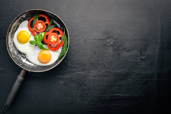 Sahanda yumurta ile bir tavada sebze ve otlar. Üstten Görünüm. Boş alan.