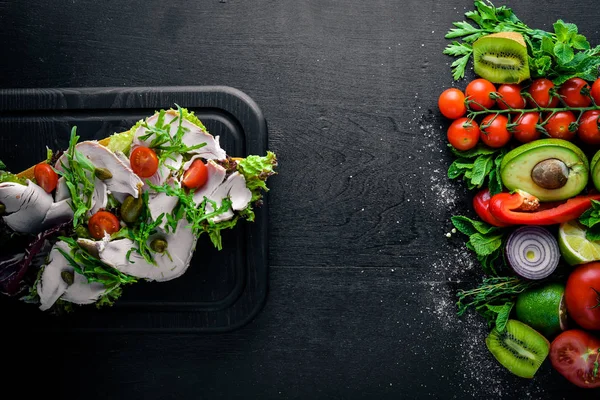 Bruschetta taze sebze ve tavuk. Ahşap arka plan üzerinde. Üstten Görünüm. Boş alan.